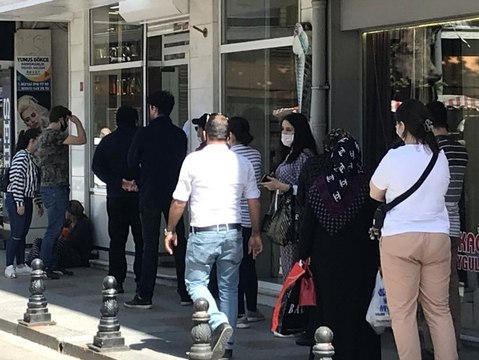Vatandaşlar, mağaza indirimi sebebiyle sosyal mesafeyi hiçe sayıp metrelerce kuyruk oluşturdu