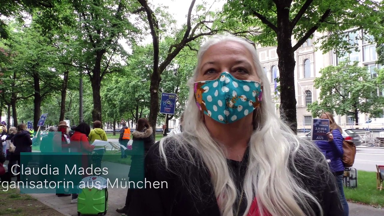 Demo "wir zeigen gesicht! rettet die touristik" vor der bayerischen staatskanzlei in münchen