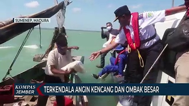 Polisi Bagikan Sembako ke Nelayan di Tengah Laut