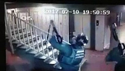 ESPAÑA= VENEZUELA VIDEO 12-7-17 Policía de Maduro entra en los edificios de los vecinos en Montaña Alta El Carrizal