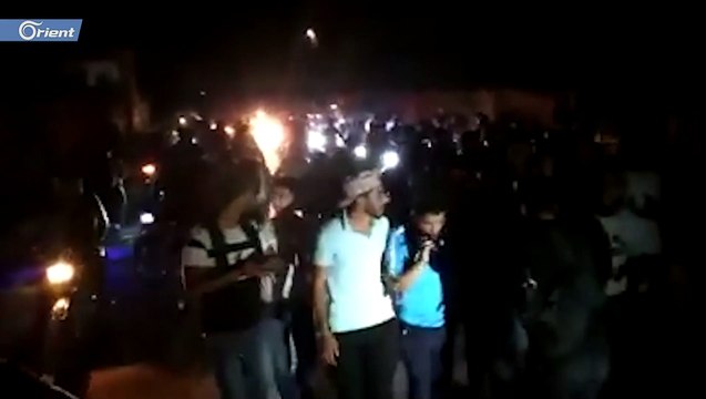 الموت ولا المذلة .. مظاهرات ليلية تُعيد هتافات الثورة الأولى في درعا