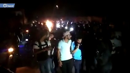 "الموت ولا المذلة".. مظاهرات ليلية تُعيد هتافات الثورة الأولى في درعا