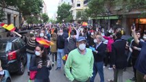 Decenas de personas se congregan en el barrio de Salamanca para pedir la dimisión de Sánchez