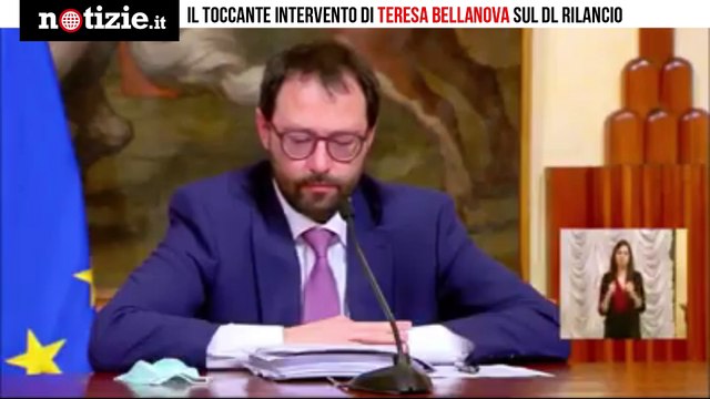 Decreto rilancio, Teresa Bellanova si commuove: Lo Stato è più forte del caporalato | Notizie.it