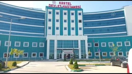 Kovid-19'u yenen 82 yaşındaki çift alkışlarla taburcu edildi