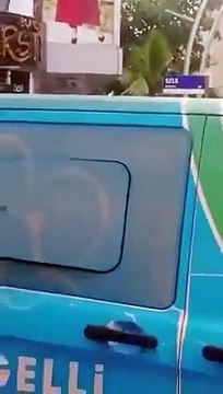 Yardım kolilerinin cenaze hizmet aracından AKP İlçe başkanlığına taşındığı görüntüler sosyal medyada dolaşıma girdi