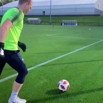 Ils marquent des buts en tirant d’un endroit où les buts semblent improbables