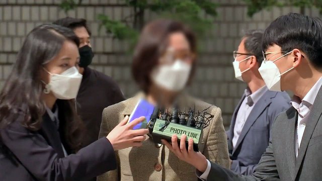 정경심, 석방 후 첫 재판 출석... 건강 챙기고 재판 성실히 임하겠다 / YTN
