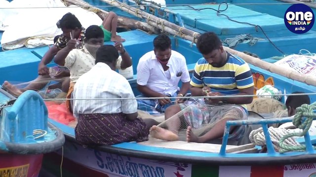 மீன்பிடிக்கச் சென்ற படகில் ஓட்டைவிழுந்து கடலில் தத்தளித்த 6 மீனவர்கள்