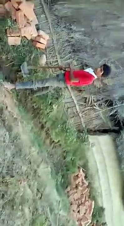 गोण्डा: ग्राम प्रधान द्वारा लगवाये जा रहे खड़ंजा में किया जा रहा पीले ईंट का प्रयोग