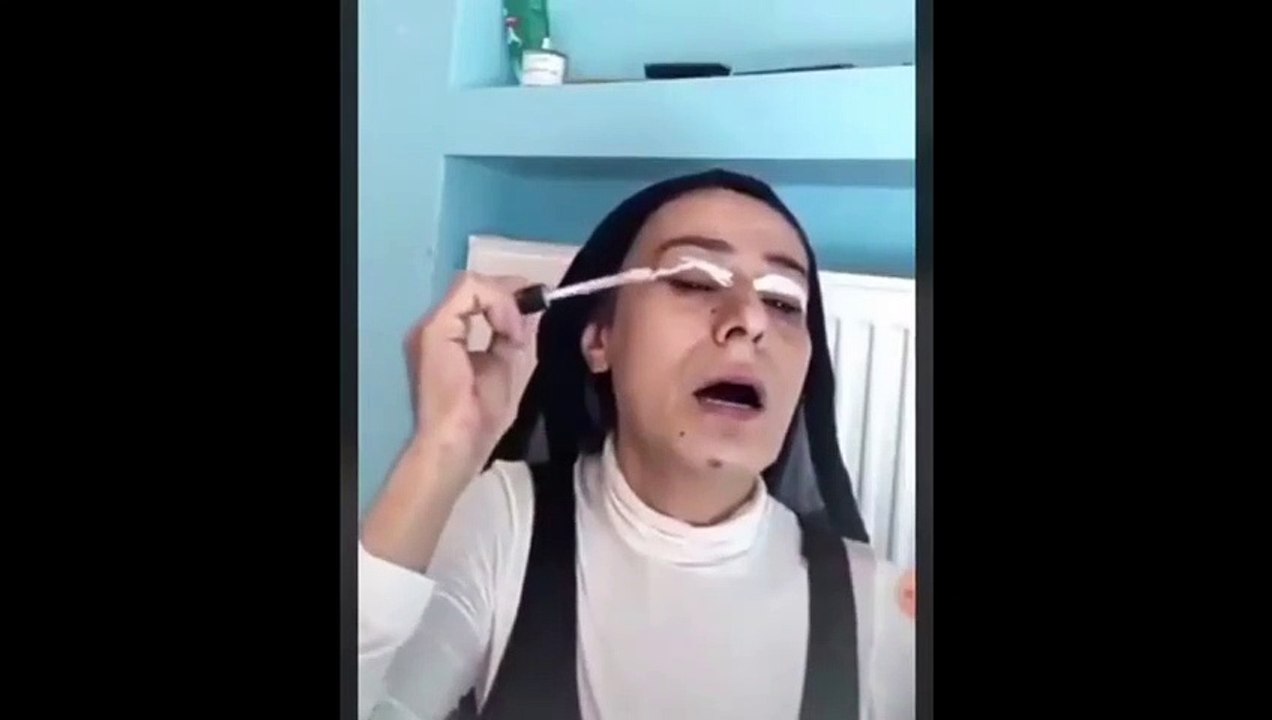 Canlı yayında makyaj yapan Yıldız Tilbe, AVM ve kuaför uyarısında bulundu: Dağılmıyoruz, dağıtıyoruz