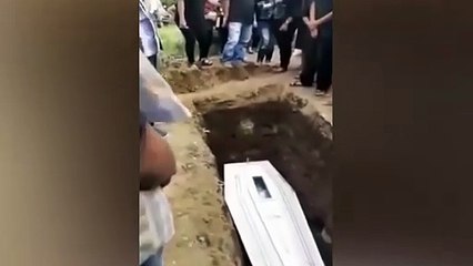 Koronavirüs hastasının cenazesinde şoke eden görüntü