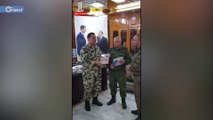 شاهد ضابط في ميليشيا أسد يهدي سيفاً دمشقياً لضابط روسي