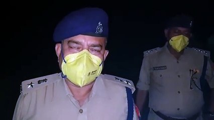 चौकी इंचार्ज से युवक ने की कहासुनी, फिर की हाथापाई और  पत्थरबाजी