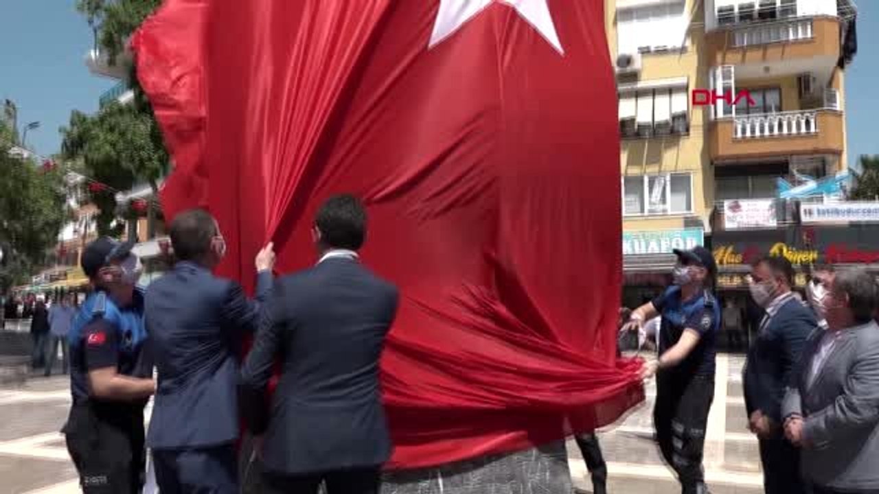 ANTALYA Yenilenen parka Karamanoğlu Mehmet Bey heykeli