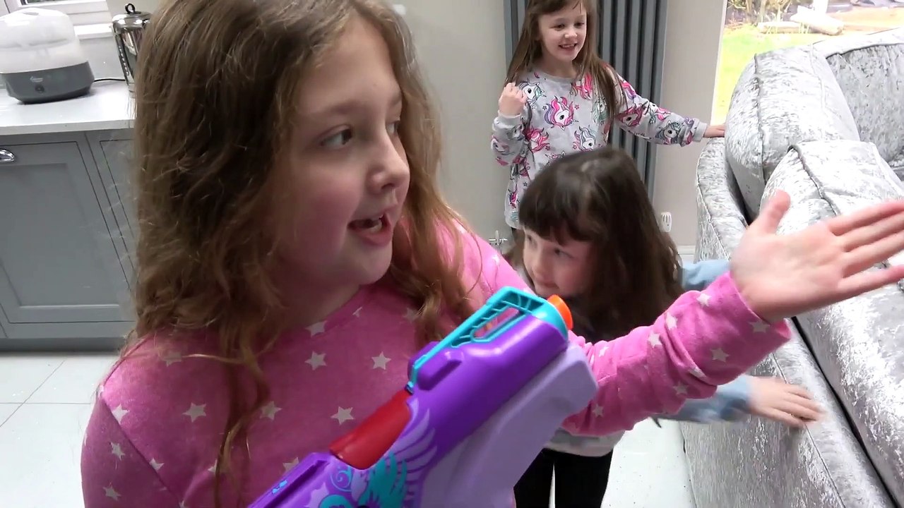 Sophia, Isabella e Alice Brincando com Nerf Rebelle