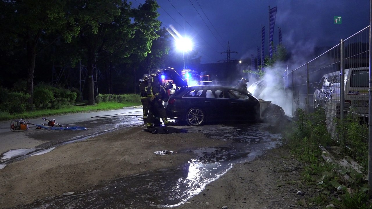 Vier Autos in Flammen: Innsbrucker Polizei sucht Brandstifter