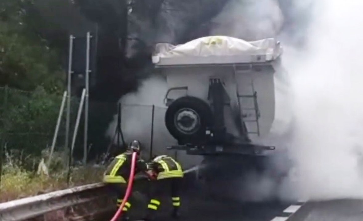 Perugia - In fiamme semirimorchio sulla E45 (14.05.20)