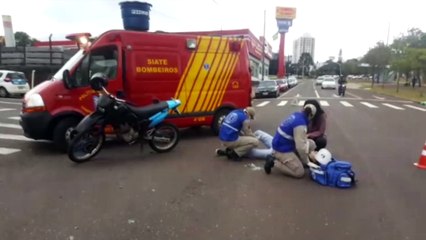 Acidente entre carro e moto é registrado na Av. Tancredo Neves