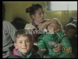 Aktori Richard Gere viziton refugjatet kosovare ne kamp (30 Prill 1999)