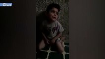 نوبة بكاء شديد لطفل سوري حنيناً لمنزله في سراقب بإدلب