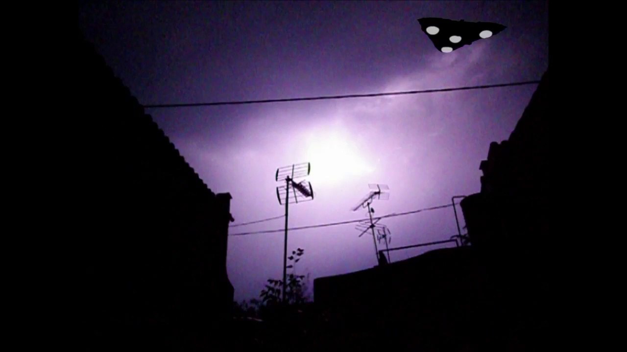 Increíble ovni en tormenta