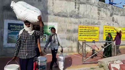 सिर पर गृहस्थी की गठरी, हाथों में बच्चा लेकर घर पहुंचे वापस