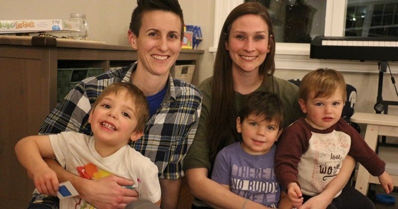 Un couple de lesbiennes adopte trois frères de moins de 4 ans pour qu'ils puissent grandir ensemble