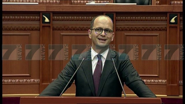 SHPERTHEN BUSHATI «NUK JEMI ZOTI», BALLA «FOLE SI GRIDA DUMA» - News, Lajme - Kanali 7