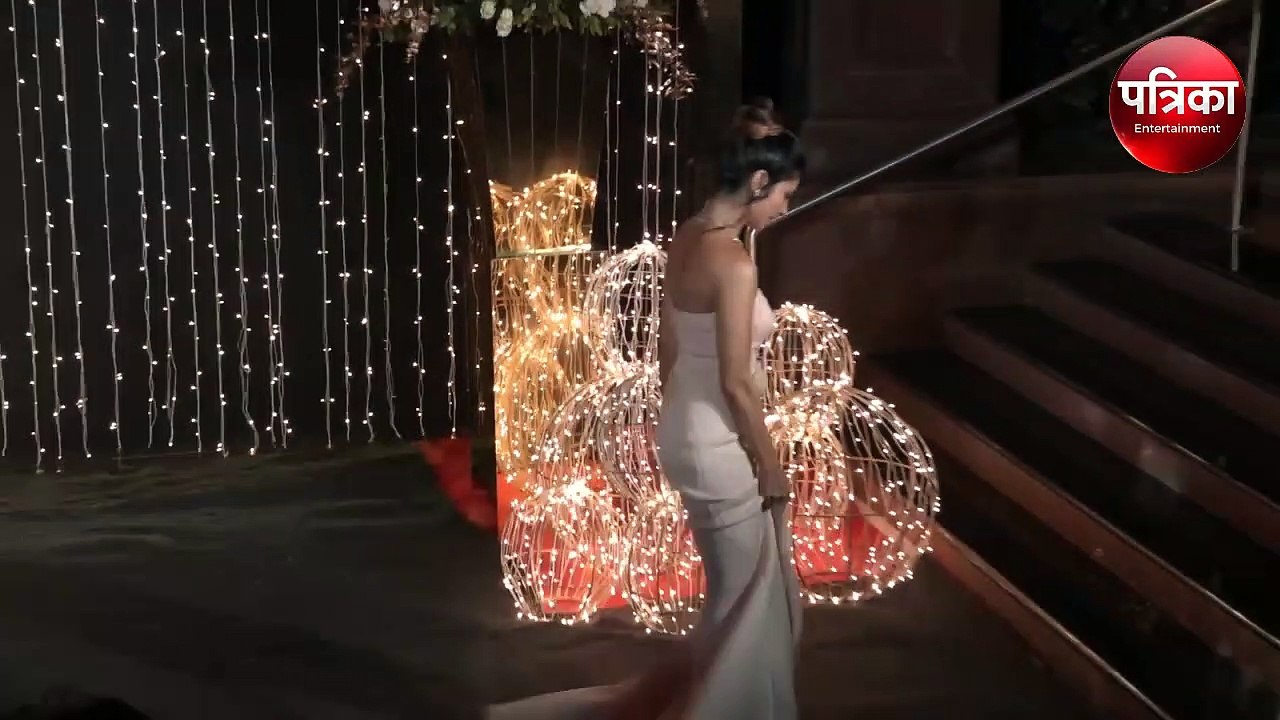 प्रियंका के रिसेप्शन में राजकुमार राव की गर्लफ्रेंड हॉट अंदाज में पहुंची  - Patrika Bollywood