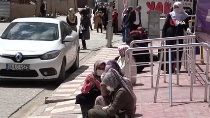 PTT önünde sosyal mesafe kuyruğu