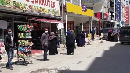 PTT Önünde Sosyal Mesafe Kuyruğu