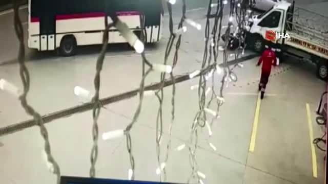 Halk otobüsüyle motosikletin çarpışma anı kamerada