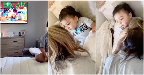 O bebé que não quer ser incomodado por nada quando vê o filme Toy Story na TV