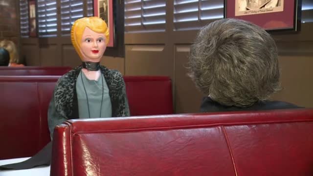 Un restaurante de lujo llena de muñecos las ausencias del distanciamiento social