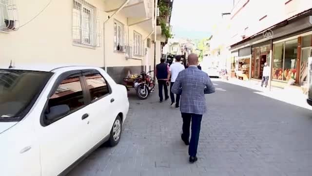 Hayırsever iş insanları veresiye defterlerini satın aldı