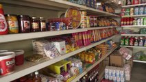Ora News - Qytetarët blejnë ushqimet me listë, tregtarët flasin për vështirësitë ekonomike