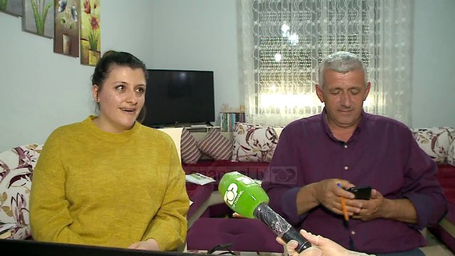 3 mësues në një shtëpi/ Burrë e grua dhe vajza e tyre kanë kthyer dhomat në klasa për mësimin online