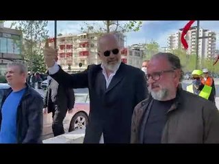 'Këto pallate thyejini me ndonjë ngjyrë', Rama inspekton bulevardin në Vlorë: Shumë bukur ka dalë!