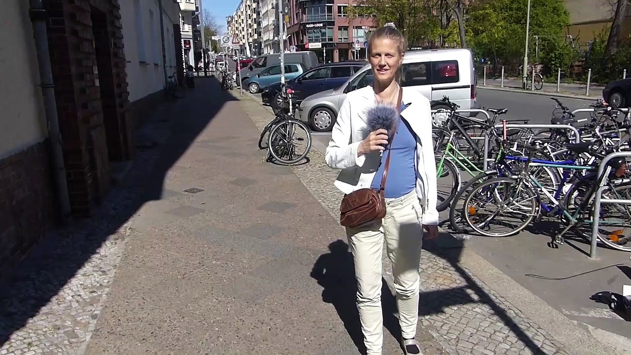 Grundgesetz zu verschenken?! Ein Spaziergang zur Volksbühne, Berlin (NMTV vor Ort)