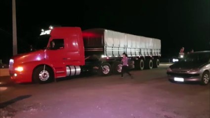 Carro e caminhão se envolvem em colisão às margens da rodovia BR-277