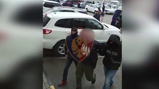 Ora News - Jemi policia! Arrestohen autorët e grabitjes në Tiranë