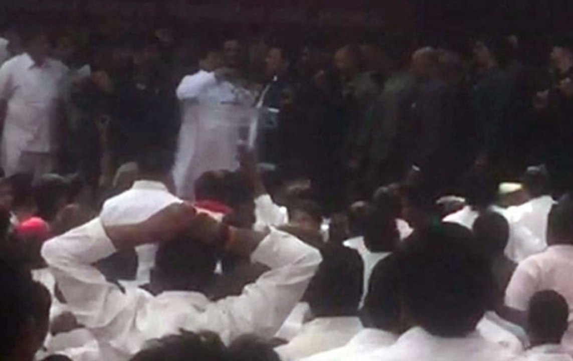 Watch Video: Shivpal angrily snatches mic from Akhilesh, calls UP CM a 'liar'