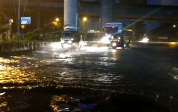 Water-logging, traffic snarls due to heavy rains in Mumbai
