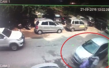 Скачать видео: Caught on camera: Hit and run captured on CCTV in Delhi’s Malviya Nagar, FIR registered