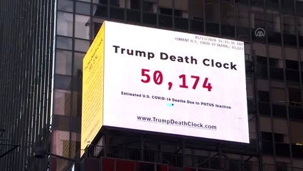 New York'ta Times Meydanı'na Kovid-19 ölümlerini sayan ve Trump'ı sorumlu tutan pano asıldı