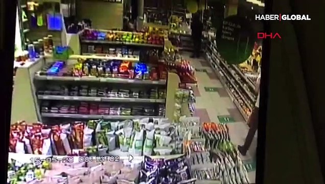 Lastiği patlayan otomobilin akaryakıt istasyonuna daldığı an kamerada