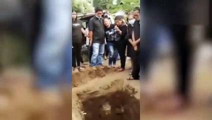 Cadáver 'dá tchauzinho' para familiares antes de ser enterrado e imagem intriga web