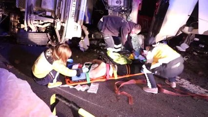 Anadolu Otoyolu'nda cip devrilen tıra çarptı: 3 yaralı