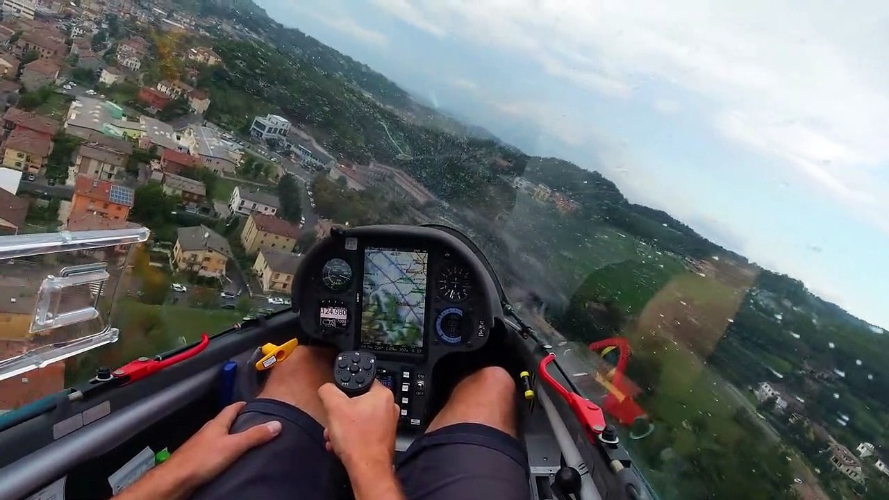 Spectacular Glider Touchdown in Rain 15 m LS8 e neo Pavullo